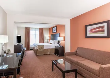La Quinta Inn & Suites by Wyndham Tulsa Midtown hotel thumbnail 4