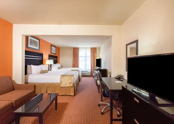 La Quinta Inn & Suites by Wyndham Tulsa Midtown hotel thumbnail 5