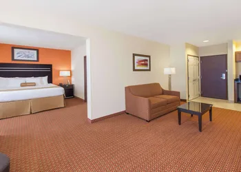 La Quinta Inn & Suites by Wyndham Tulsa Midtown hotel thumbnail 6