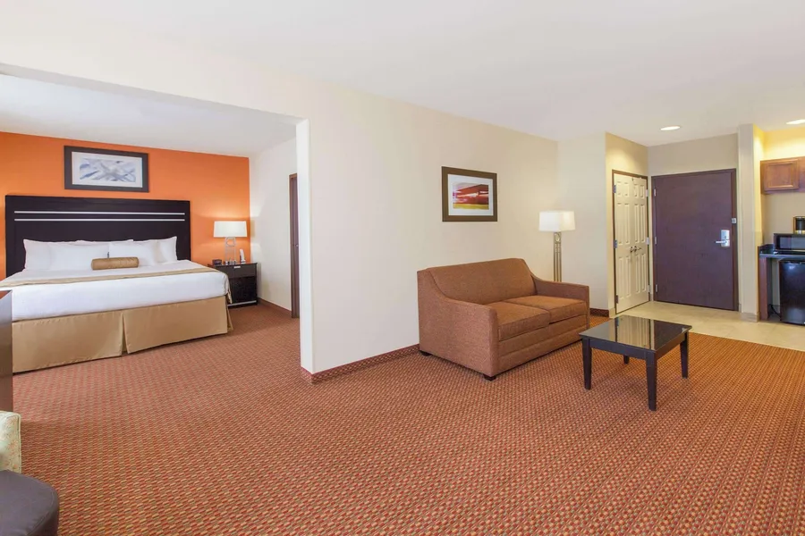 La Quinta Inn & Suites by Wyndham Tulsa Midtown hotel detail image 6