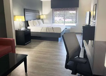 La Quinta Inn & Suites by Wyndham Tulsa Midtown hotel thumbnail 7
