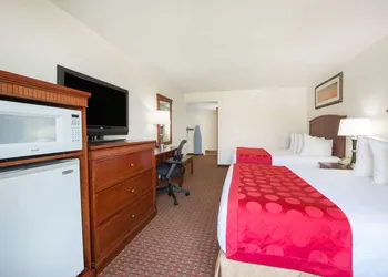 Ramada by Wyndham Enid hotel thumbnail 8