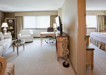Crowne Plaza Minneapolis West by IHG hotel thumbnail 2