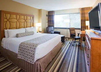 Crowne Plaza Minneapolis West by IHG hotel thumbnail 3