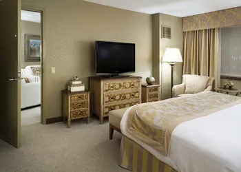 Crowne Plaza Minneapolis West by IHG hotel thumbnail 6