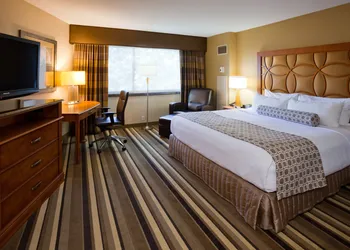 Crowne Plaza Minneapolis West by IHG hotel thumbnail 7