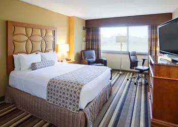 Crowne Plaza Minneapolis West by IHG hotel thumbnail 8