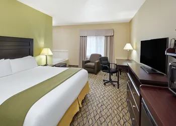 Holiday Inn Express & Suites Chicago-Libertyville by IHG hotel thumbnail 3