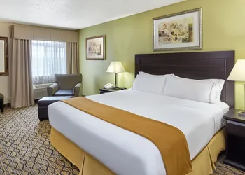 Holiday Inn Express & Suites Chicago-Libertyville by IHG hotel thumbnail 5