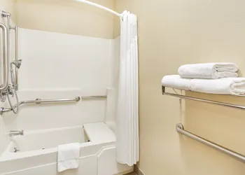 Holiday Inn Express & Suites Chicago-Libertyville by IHG hotel thumbnail 7