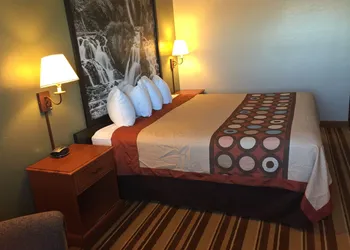 Super 8 by Wyndham Chamberlain SD hotel thumbnail 4