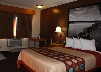 Super 8 by Wyndham Chamberlain SD hotel thumbnail 5