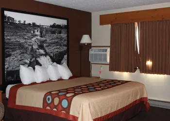 Super 8 by Wyndham Chamberlain SD hotel thumbnail 8
