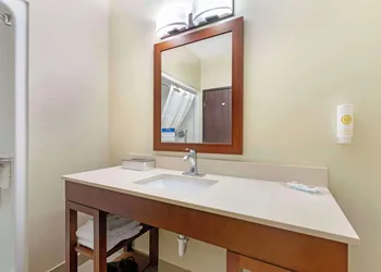 Comfort Suites Cedar Falls Industrial Park hotel thumbnail 5