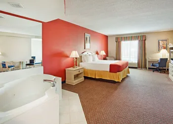 Holiday Inn Express & Suites London by IHG hotel thumbnail 2