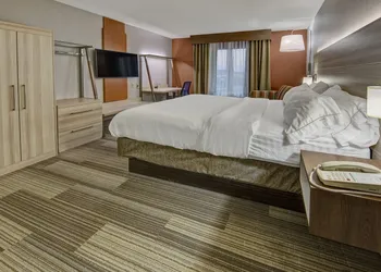 Holiday Inn Express & Suites London by IHG hotel thumbnail 4