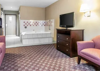 Quality Inn Defiance hotel thumbnail 4