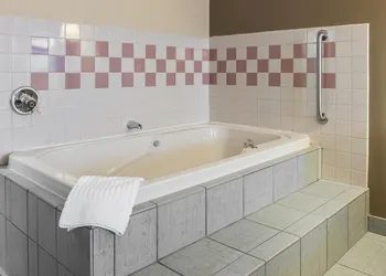 Quality Inn Defiance hotel thumbnail 8