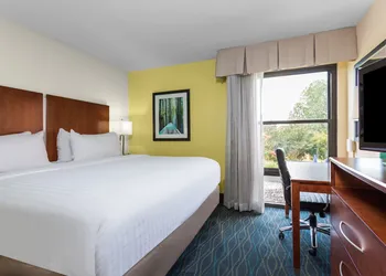 Holiday Inn Express Hotel & Suites Wilmington-University Ctr by IHG hotel thumbnail 4