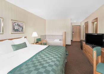 Ramada by Wyndham Hancock Waterfront hotel thumbnail 6