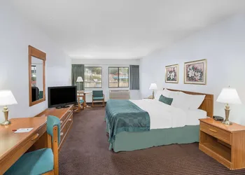 Ramada by Wyndham Hancock Waterfront hotel thumbnail 4