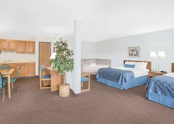 Ramada by Wyndham Hancock Waterfront hotel thumbnail 5