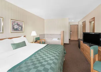 Ramada by Wyndham Hancock Waterfront hotel thumbnail 6
