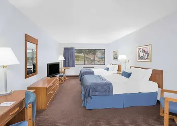 Ramada by Wyndham Hancock Waterfront hotel thumbnail 8