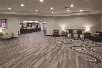 La Quinta Inn & Suites by Wyndham Minneapolis Bloomington W hotel thumbnail 2