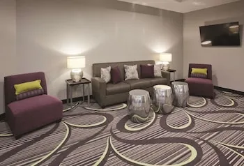 La Quinta Inn & Suites by Wyndham Minneapolis Bloomington W hotel thumbnail 4