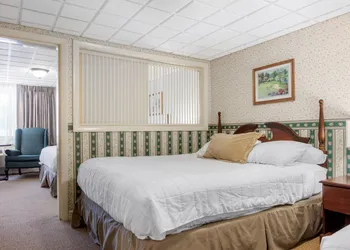 Coachman Inn hotel thumbnail 5