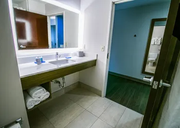 Holiday Inn Express Hotel & Suites, a Baton Rouge-Port Allen by IHG hotel thumbnail 2