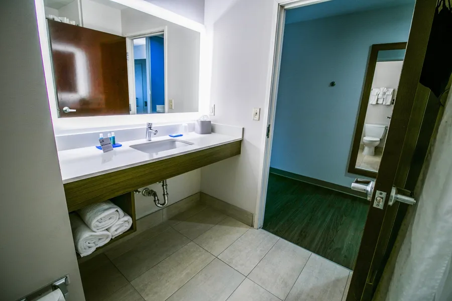 Holiday Inn Express Hotel & Suites, a Baton Rouge-Port Allen by IHG hotel detail image 2