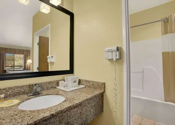 Days Inn by Wyndham Globe hotel thumbnail 6