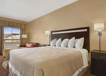 Days Inn by Wyndham Globe hotel thumbnail 8