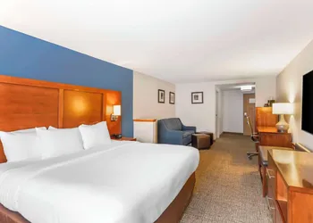 Comfort Suites Longmont hotel thumbnail 8