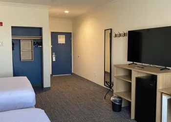 Spark by Hilton Yucca Valley Joshua Tree hotel thumbnail 5