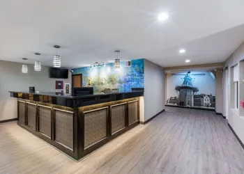 Baymont by Wyndham Pella hotel thumbnail 2