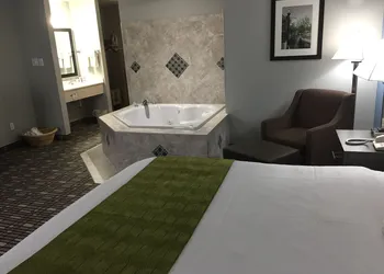 Baymont by Wyndham Pella hotel thumbnail 5