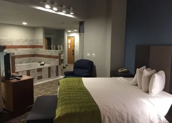 Baymont by Wyndham Pella hotel thumbnail 6