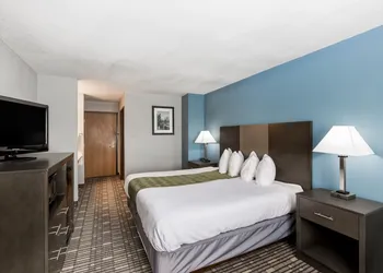 Baymont by Wyndham Pella hotel thumbnail 7