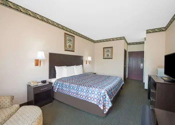 Days Inn by Wyndham Sullivan hotel thumbnail 3