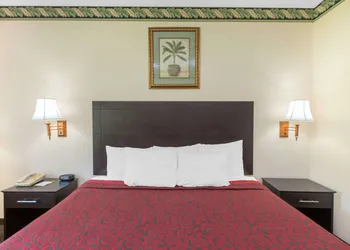 Days Inn by Wyndham Sullivan hotel thumbnail 4