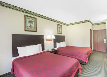 Days Inn by Wyndham Sullivan hotel thumbnail 5