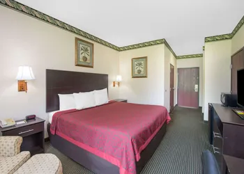 Days Inn by Wyndham Sullivan hotel thumbnail 6