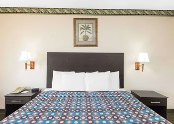 Days Inn by Wyndham Sullivan hotel thumbnail 8