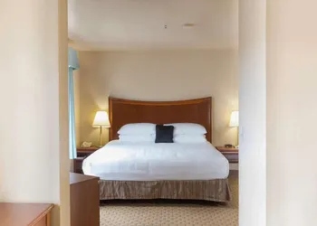 Red Lion Inn & Suites McMinnville hotel thumbnail 6