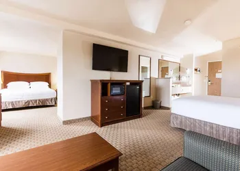 Red Lion Inn & Suites McMinnville hotel thumbnail 7
