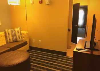 Holiday Inn Express & Suites Perry-National Fairground Area, an IHG Hotel hotel thumbnail 5