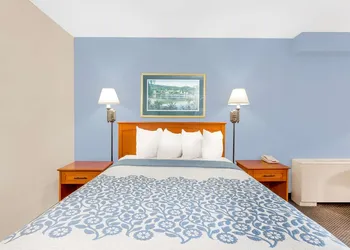 Days Inn by Wyndham Cedar Falls- University Plaza hotel thumbnail 5
